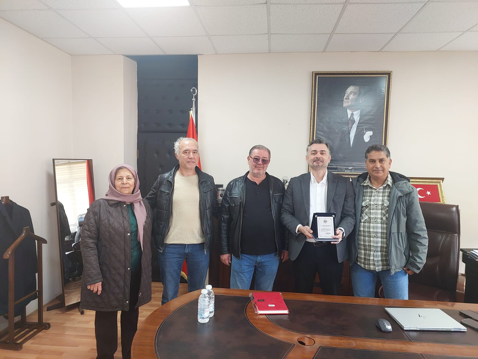 Genel Müdürümüz Rıdvan Edip Akdeniz’e teşekkür plaketi